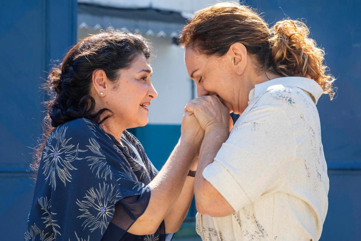 Angelina (Inez Viana) e Agatha (Eliane Giardini) em Terra e Paixão
