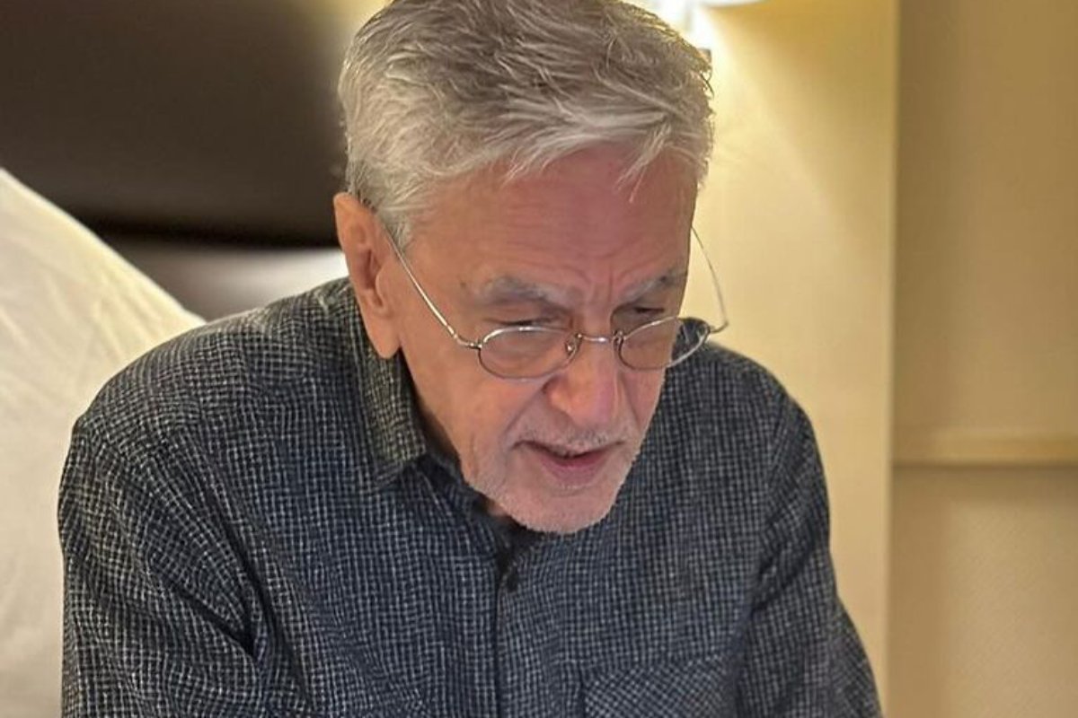 caetano veloso olhando sério para computador