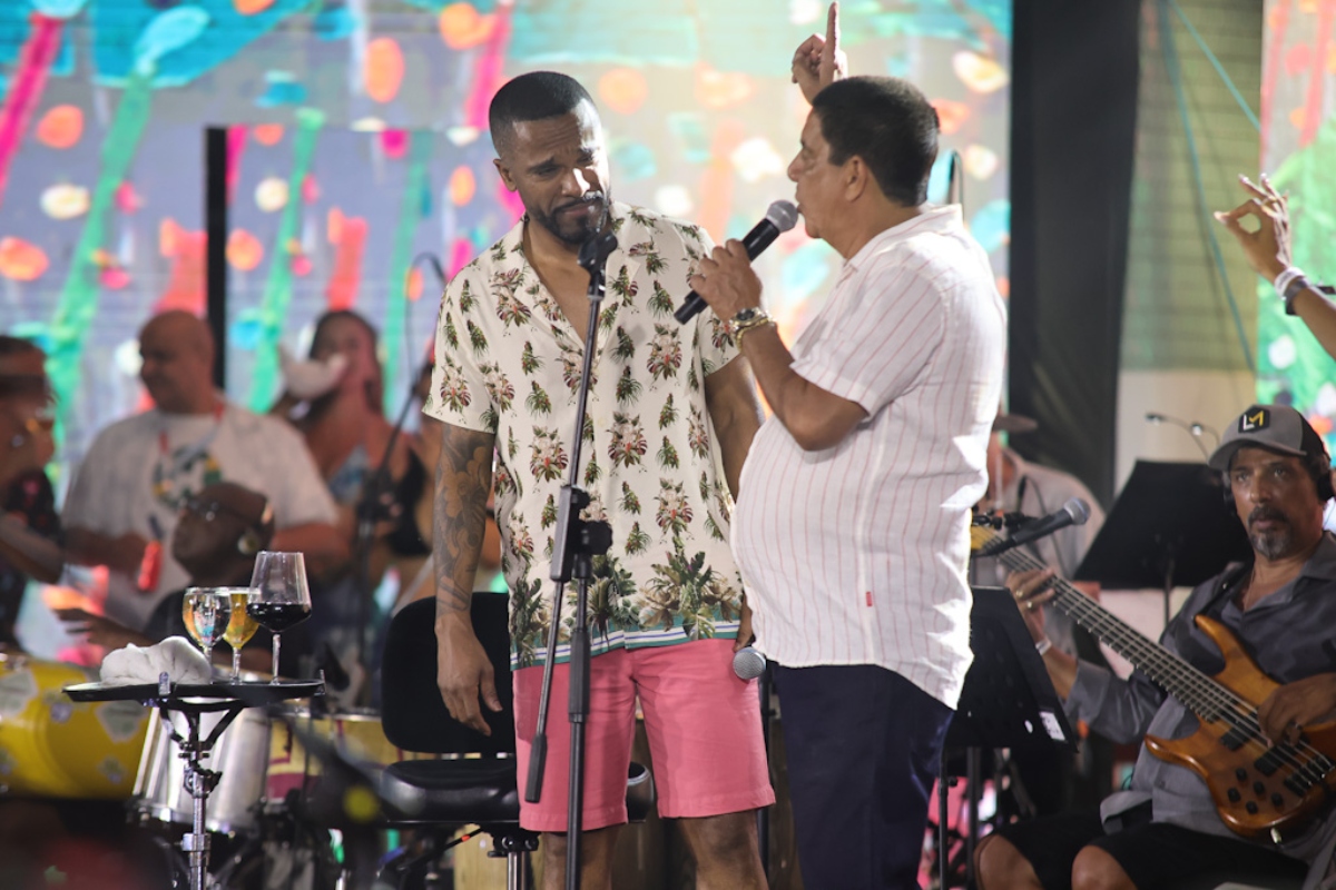 Alexandre Pires e Zeca Pagodinho no palco