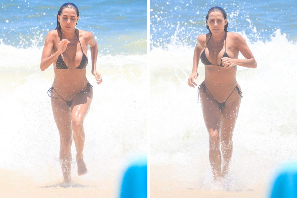 Deborah Secco mostra corpão na praia (Fabrício Pioyani/Agnews)