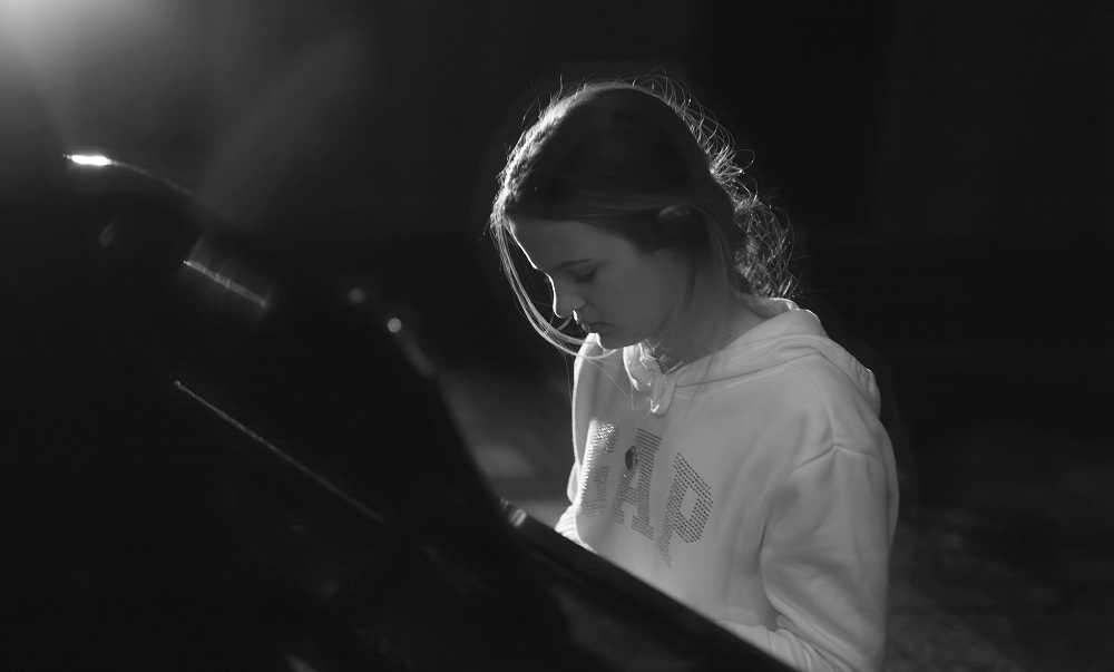 Giovanna Barbiero transforma a saudade em melodia no cover de “Tanto Faz”, hit de Luan Santana