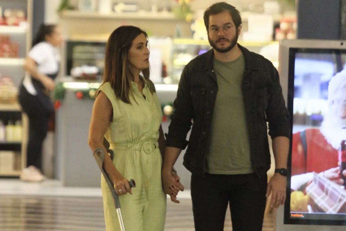 Fátima Bernardes de muletas com Túlio Gadelha em shopping