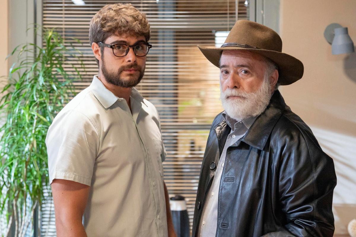 Hélio (Rafael Vitti) e Antônio (Tony Ramos) em Terra e Paixão