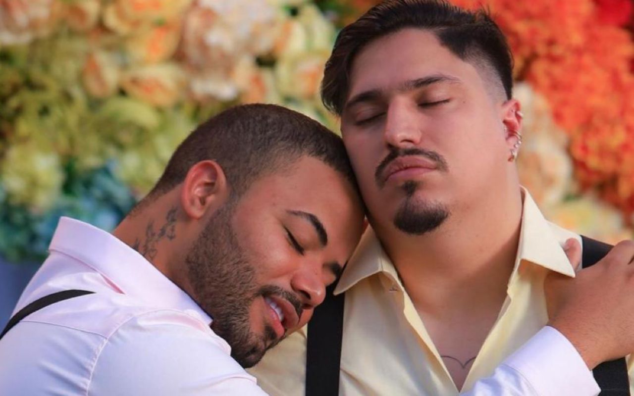Influenciador que enviou Iphone junto com convite se casa em cerimônia vazia