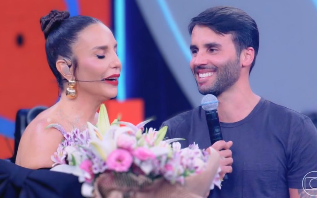 ivete-sangalo-homenageada-no-pipoca-2-1024x640-1 Daniel Cady faz surpresa e aparece com flores no palco do Pipoca da Ivete