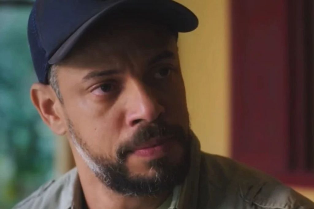 Jonatas (Paulo Lessa) em cena de Terra e Paixão, usando boné