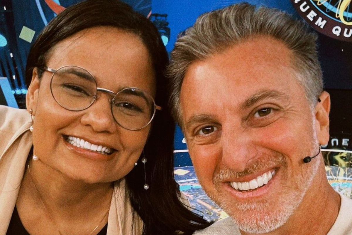 Jullie Dutra, que ganhou o prêmio no Quem quer ser um milionário e Luciano Huck