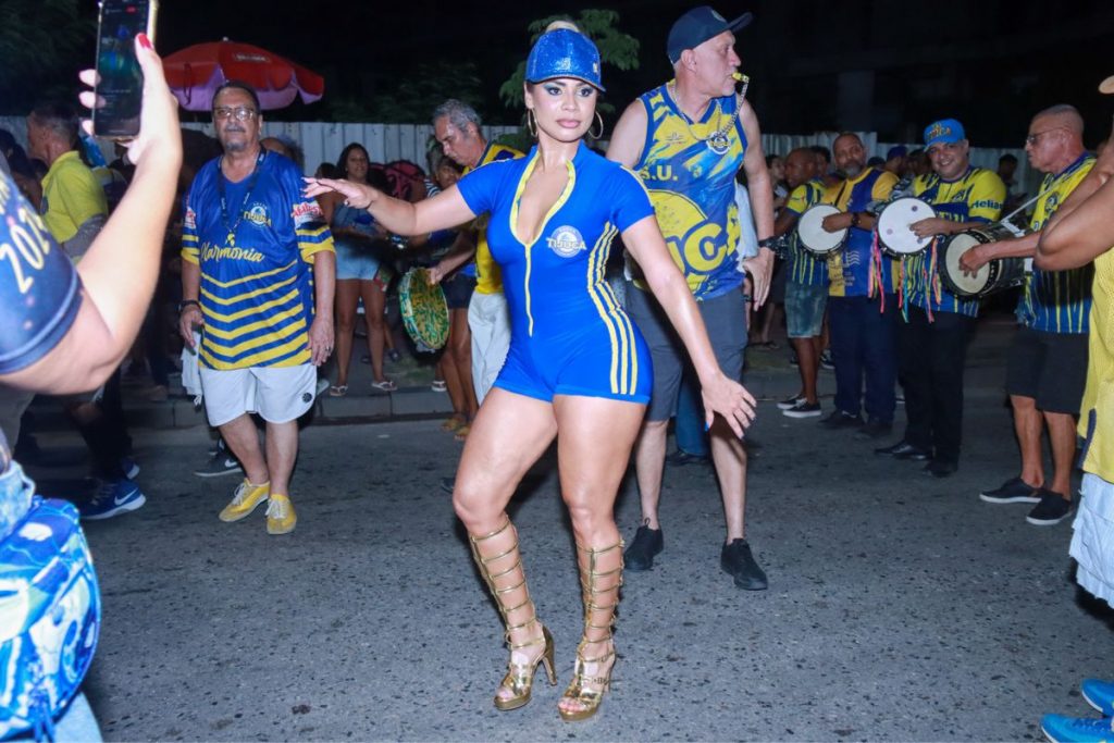 lexa-ensaio-1024x683-1 Lexa samba e ensaia para desfile da Unidos da Tijuca (Thiago Mattos/Brazil News)