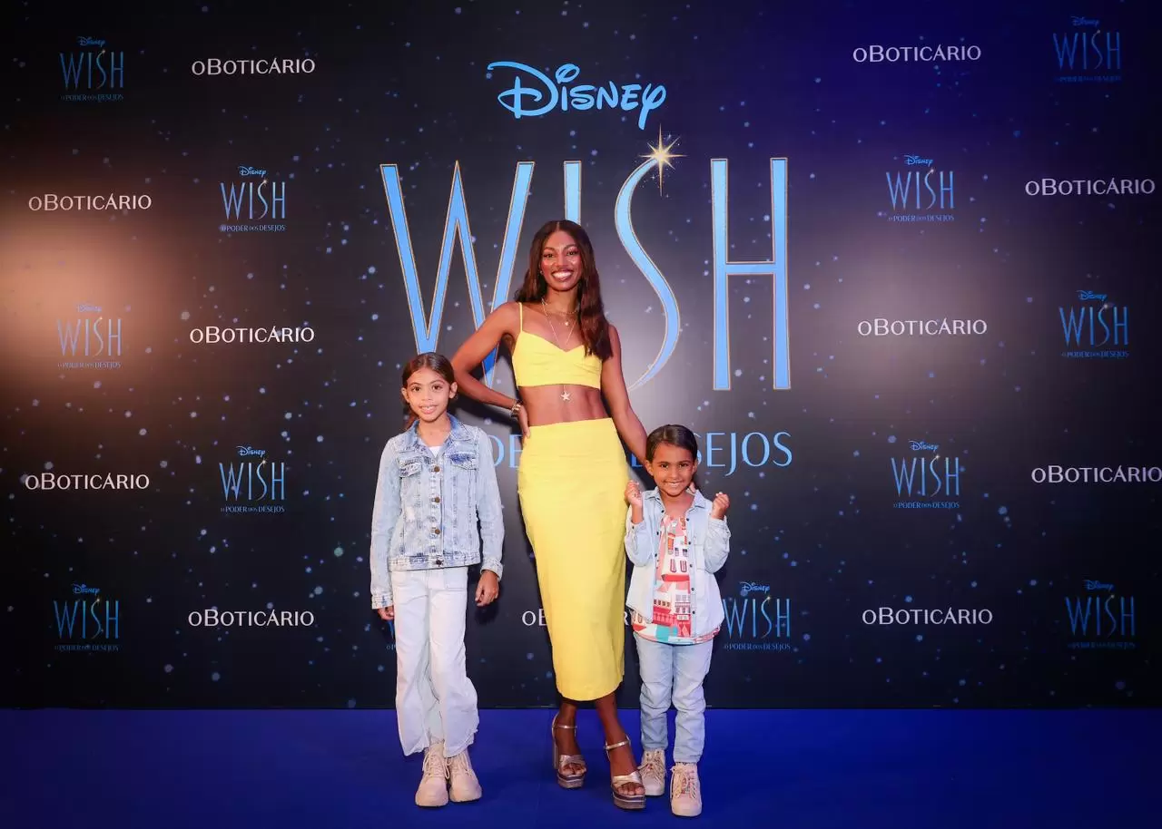 Famosos curtem pré-estreia com a família (Foto: reprodução/Brasil News) Lorena Bueri