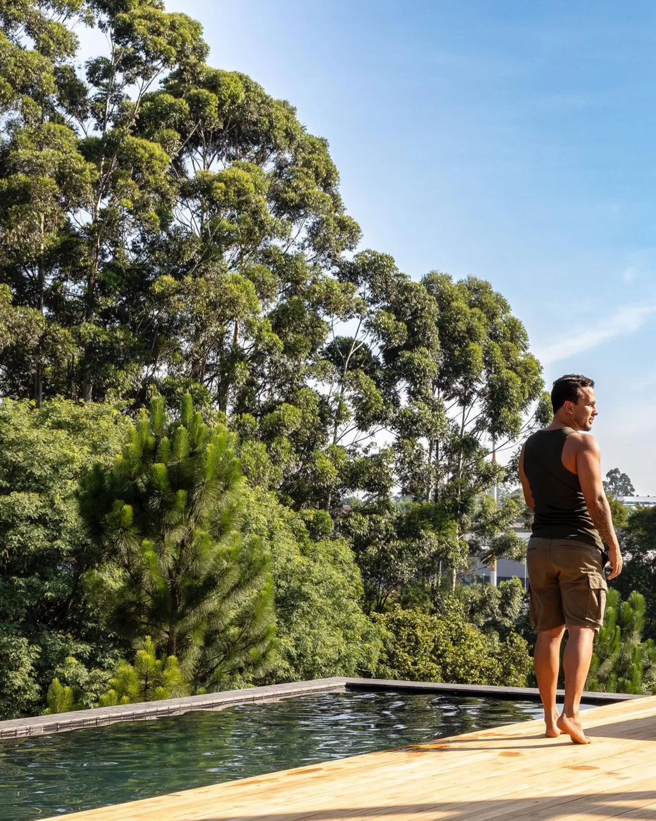 Lucas Guimarães na beira da piscina