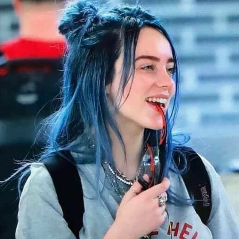 Cabelo azul da Billie Eilish (Foto: reprodução/Instagram/@billieeilish) Lorena Bueri
