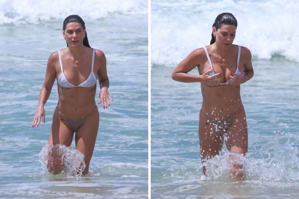 Mariana Goldfarb de biquíni na praia de São Conrado