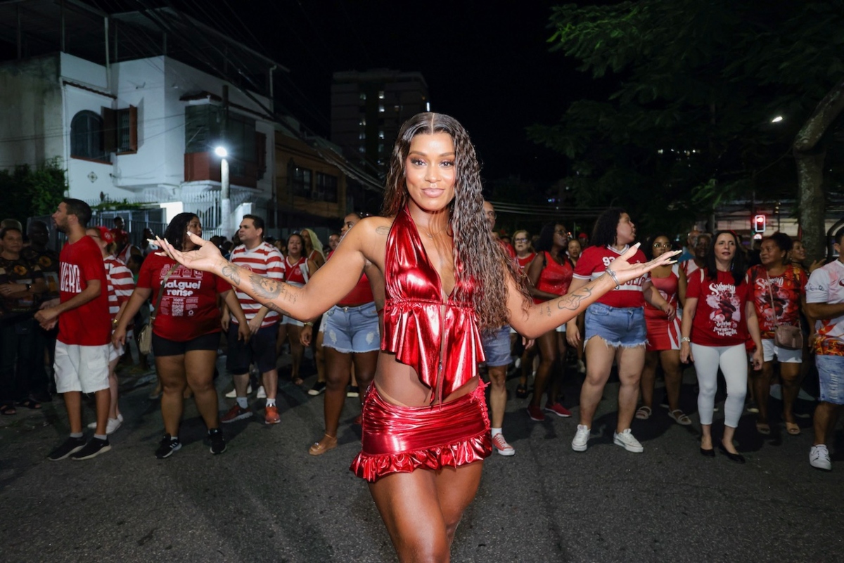 MC Rebecca de micro-saia e top vermelho, sandália gladiadora vermelha