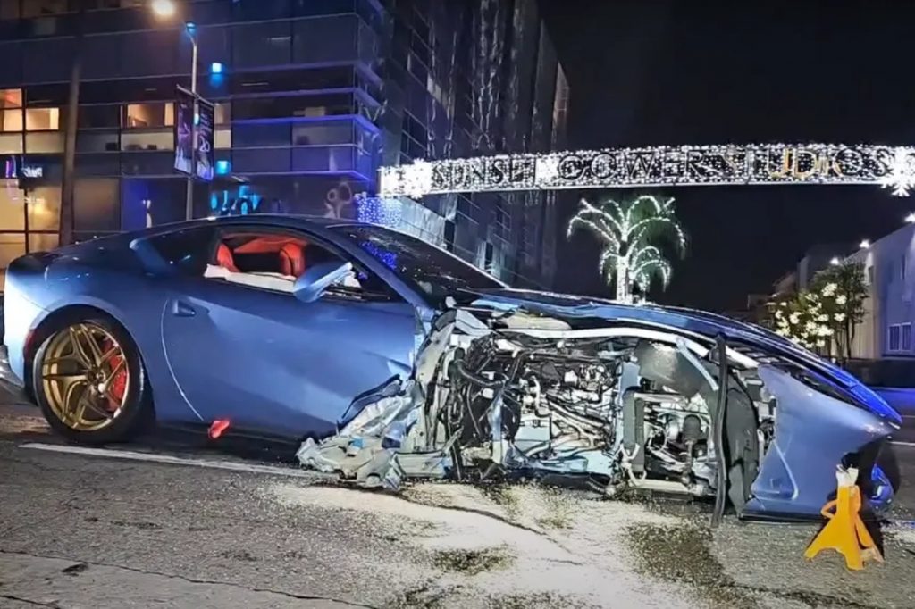 Ferrari azul destruída