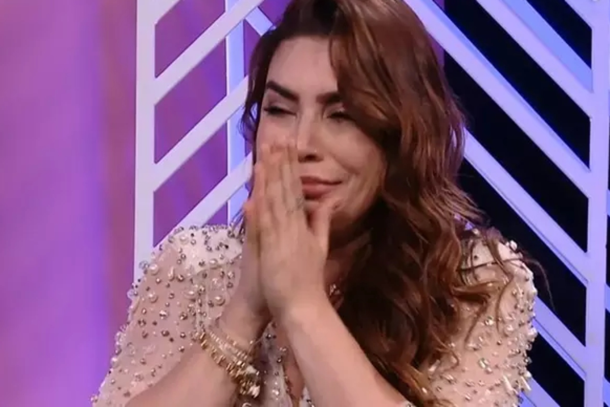 Naiara Azevedo chorando