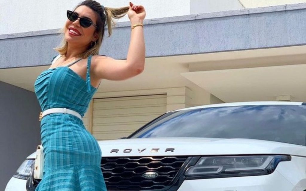 Naiara Azevedo diante de um de seus carros