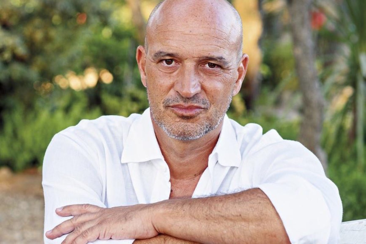 nuno graciano, o tio careca, posando sério
