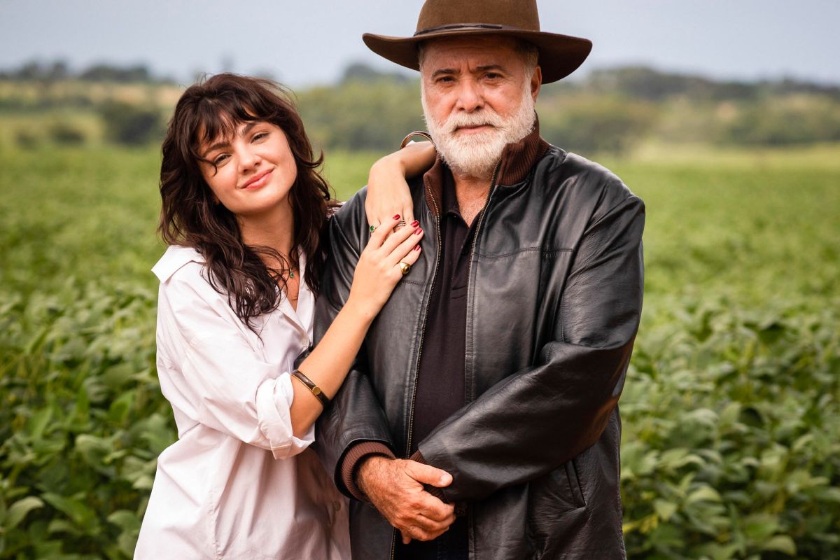 Antônio (Tony Ramos) e Petra (Debora Ozório) em Terra e Paixão
