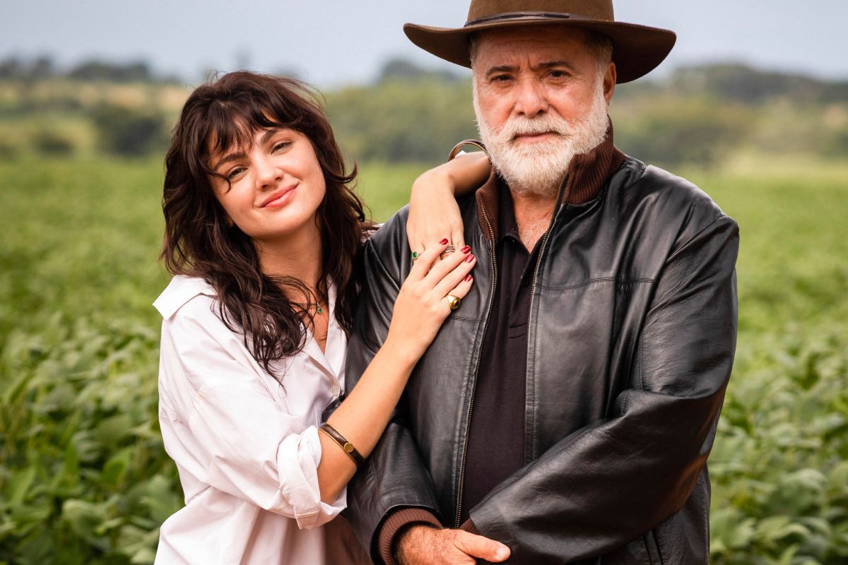 Antônio (Tony Ramos) e Petra (Debora Ozório) em Terra e Paixão