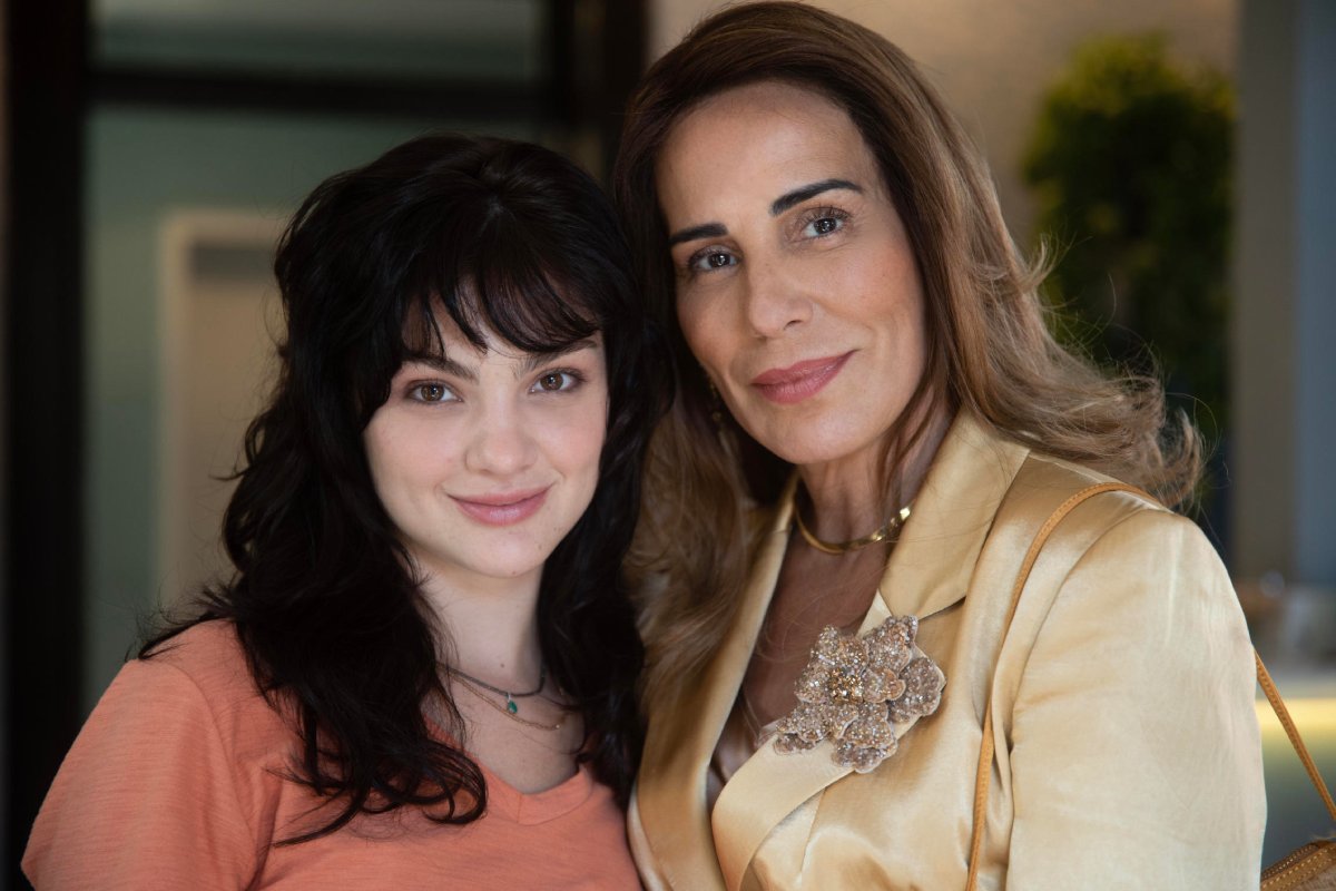 Petra (Debora Ozório) com Irene (Gloria Pires) em "Terra e Paixão"