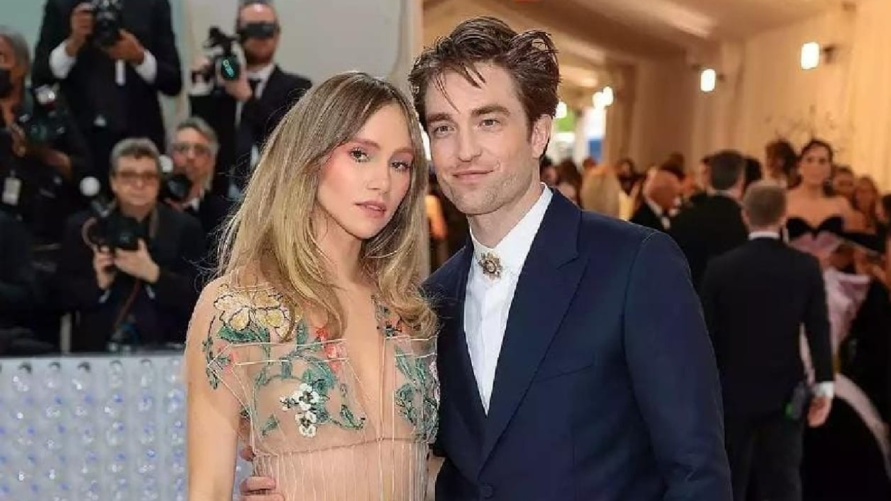 Robert Pattinson e Suki Waterhouse estão em êxtase com gravidez Lorena Bueri
