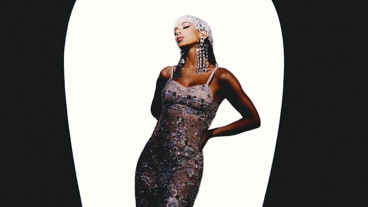 Anitta brilha na capa da Vogue Arábia Lorena Bueri