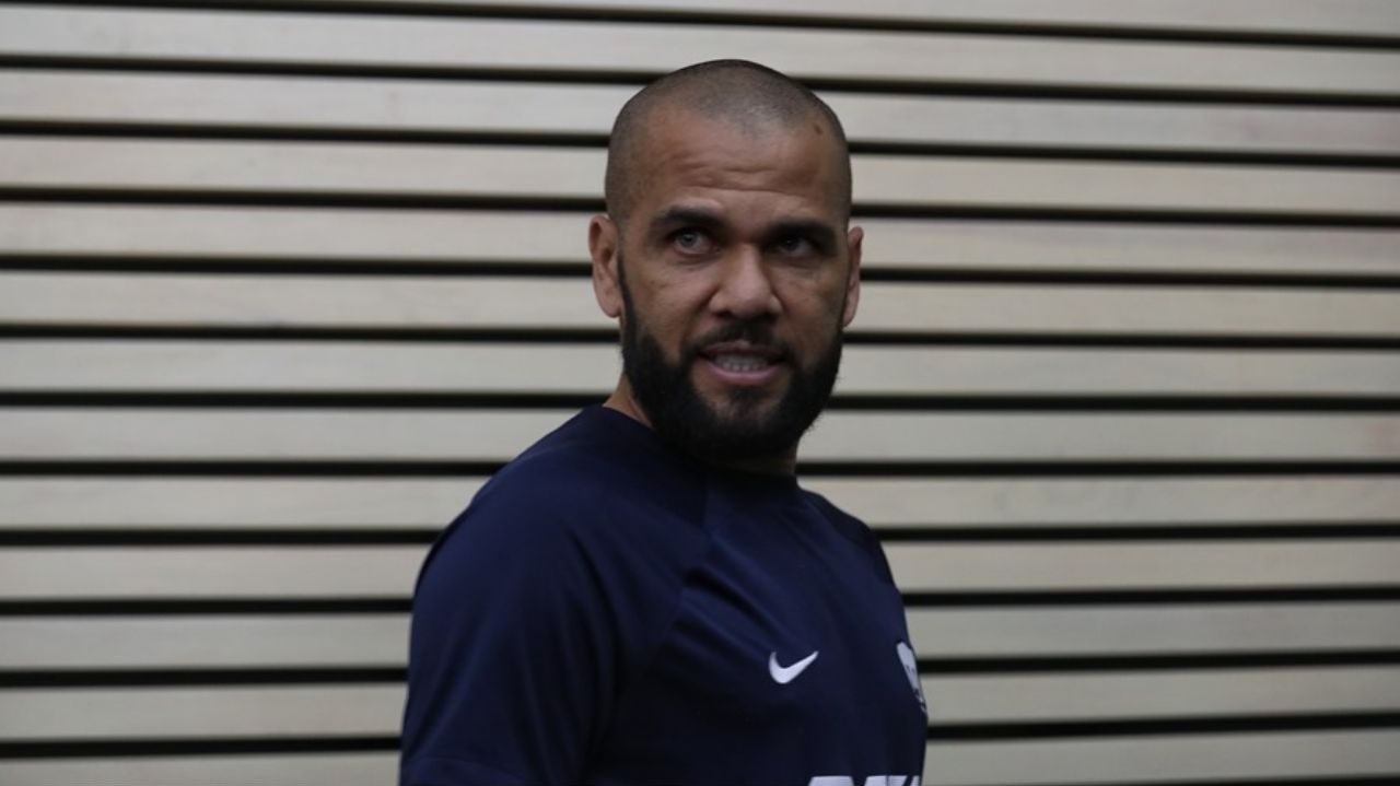 Daniel Alves entra com processo contra amigo por apropriação indevida de bens enquanto está preso Lorena Bueri