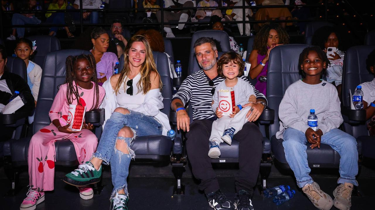 Giovanna Ewbank e Bruno Gagliasso se divertem com filhos em pré-estreia de filme Lorena Bueri