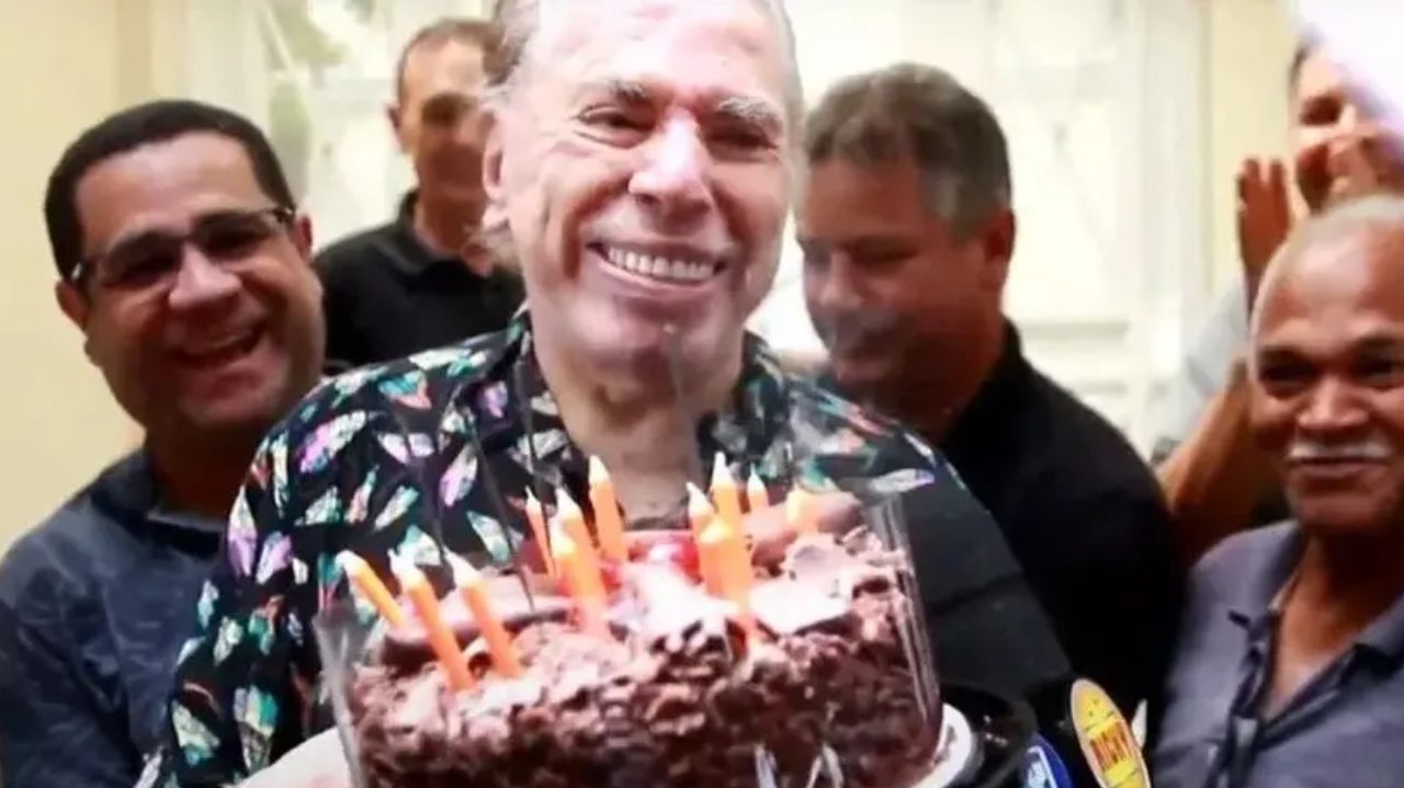Silvio Santos faz rara aparição e ganha bolo de fãs em aniversário de 93 anos  Lorena Bueri