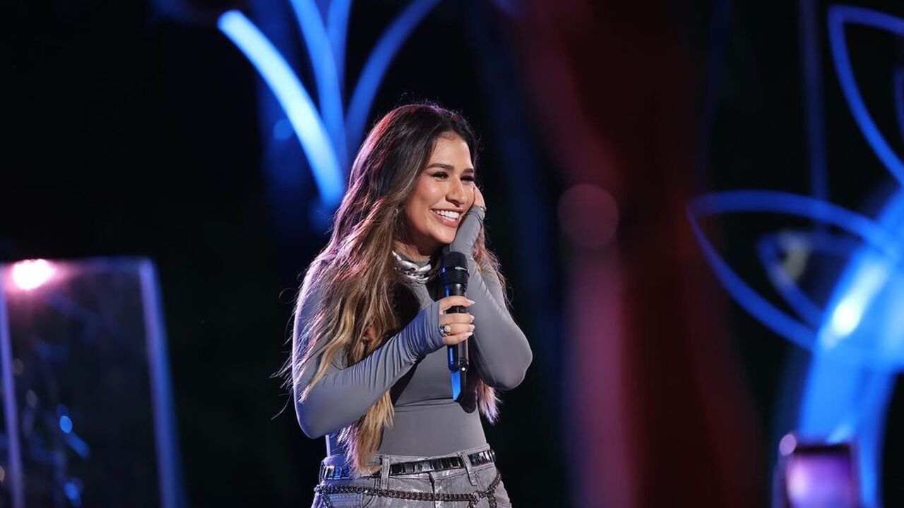Simone Mendes grava DVD em Fortaleza e famosas curtem show Lorena Bueri