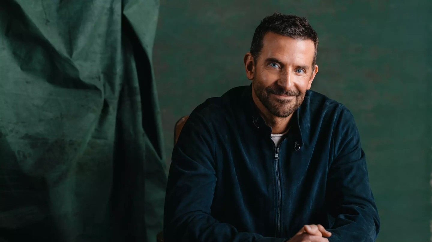Bradley Cooper fala que não gosta de cadeiras no set de gravação Lorena Bueri