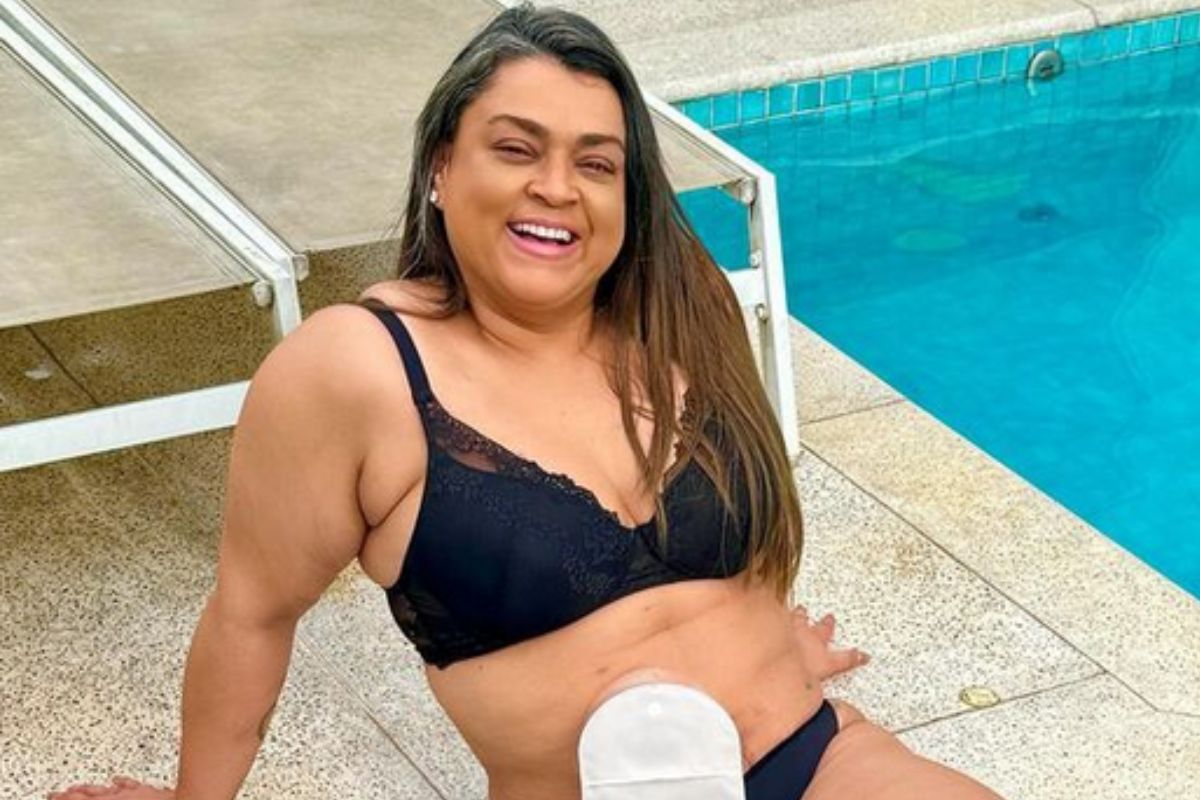 Preta Gil faz foto na piscina parta se despedir de bolsa de ileostomia