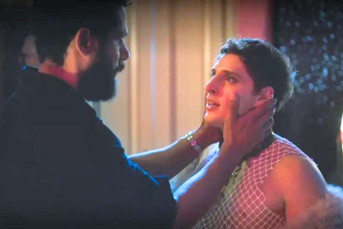 Ramiro (Amaury Lorenzo) segura o rosto de Kelvin (Diego Martins) em cena de Terra e Paixão