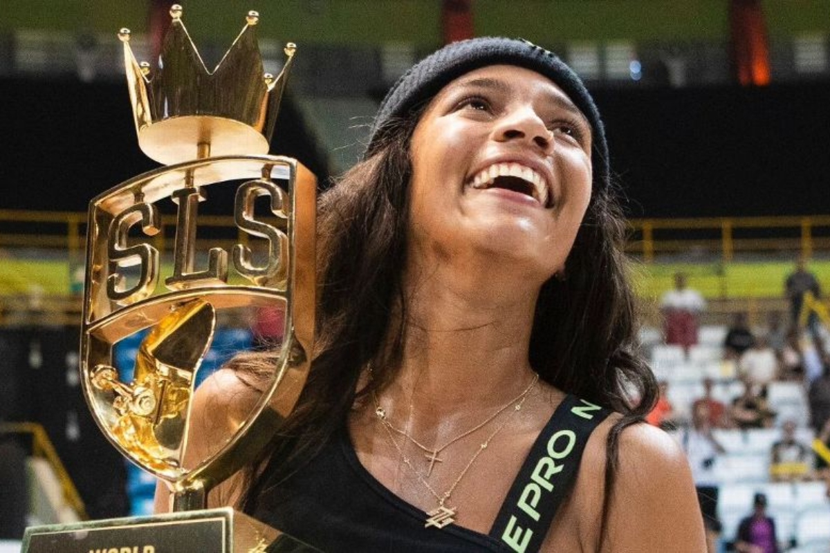 Rayssa Leal exibindo o troféu