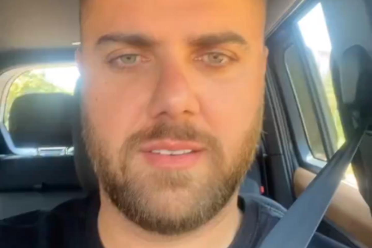 retrato de zé neto no carro