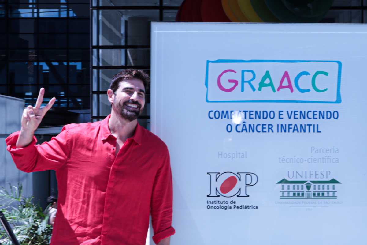 Reynaldo Gianecchini visitando crianças com câncer em Natal adiantado