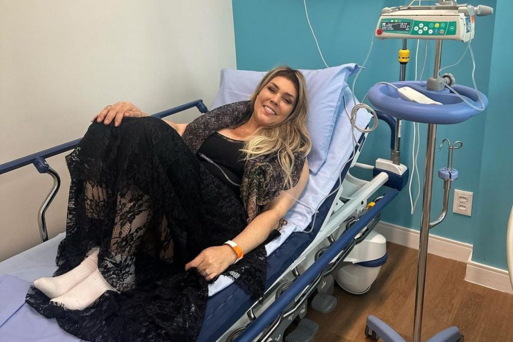 Simony em cama de hospital