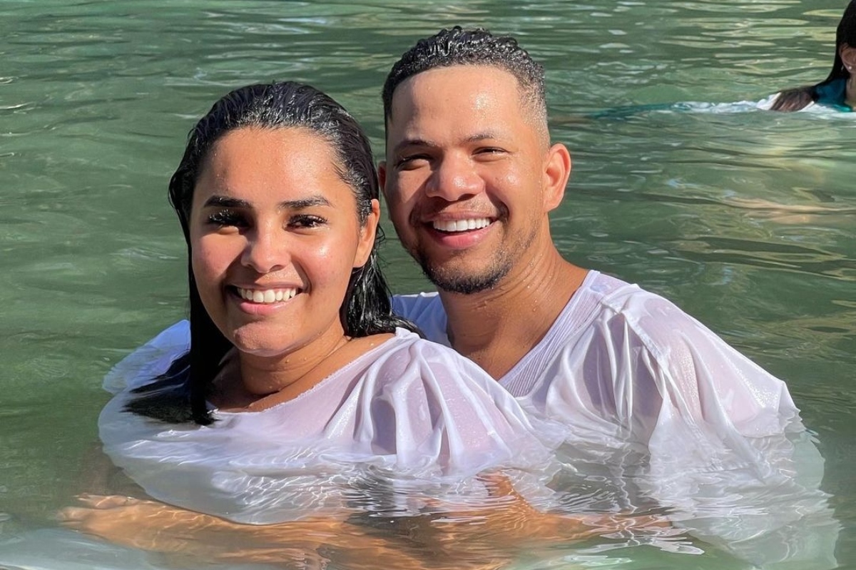 Suillan Barreto e Pedro Henrique de túnica branca, no rio, sorrindo
