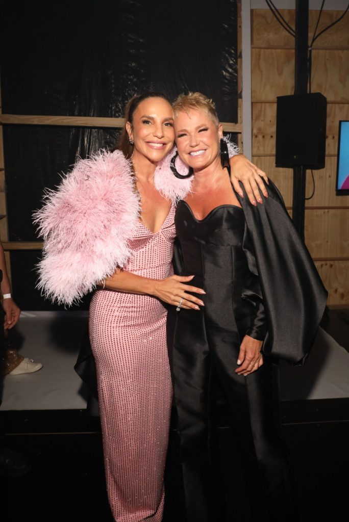tik-tok-awards-ivete-sangalo-e-xuxa-684x1024-1 Ivete Sangalo de vestido rosa, abraçada a Xuxa, de vestido preto