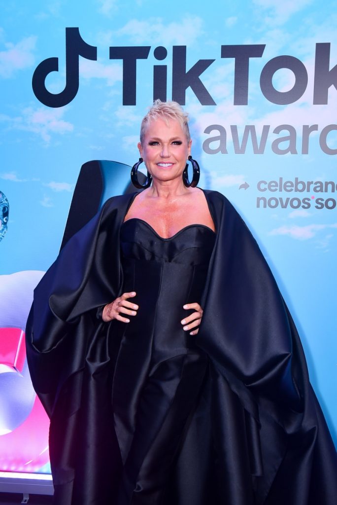 tik-tok-awards-xuxa-meneghel-684x1024-1 Xuxa Meneghel de vestido preto