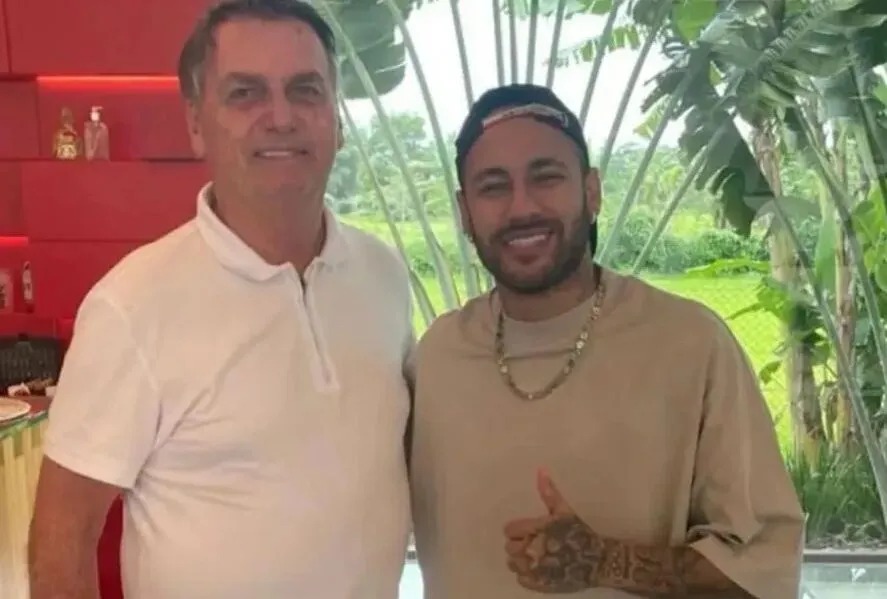 Bolsonaro entrega medalha de ‘imbrochável’ para Neymar