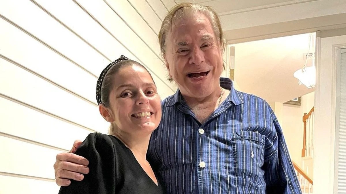Silvio Santos surge de pijama e sem dentadura ao lado de chef de cozinha