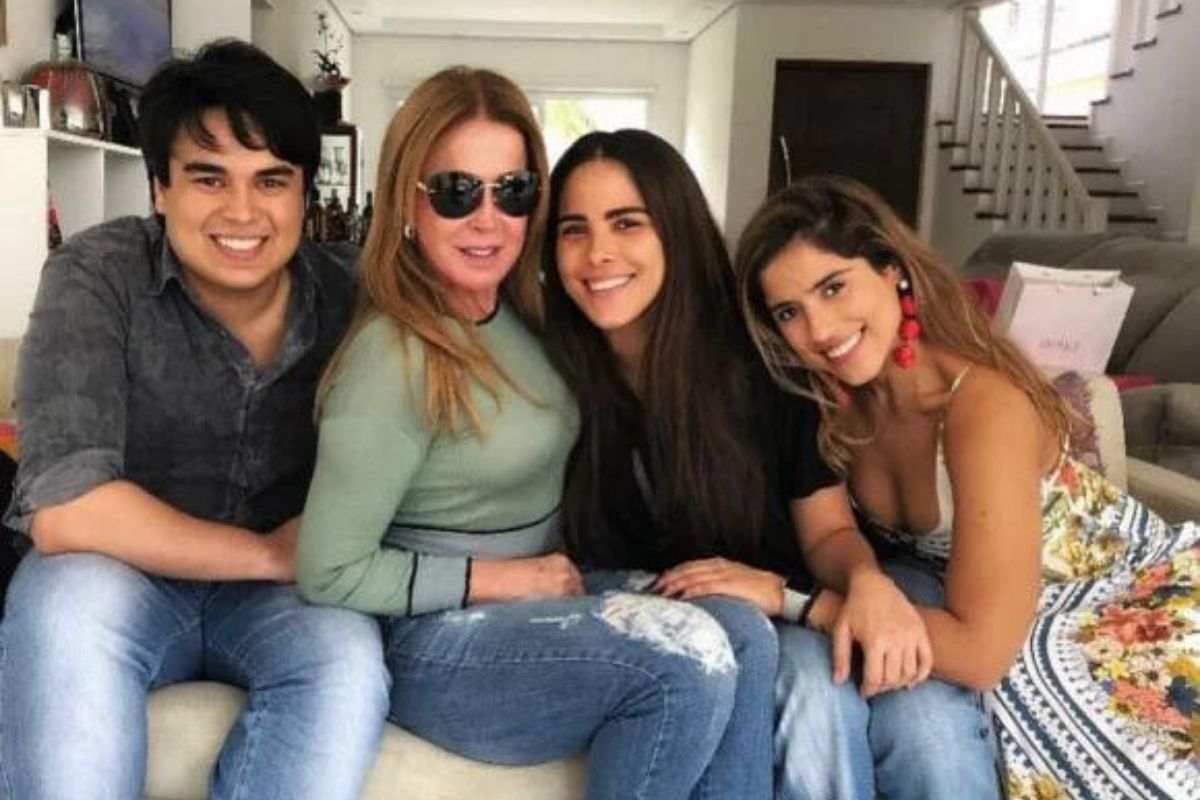 Zilu Godoi com os filhos Igor, Wanessa e Camilla Camargo
