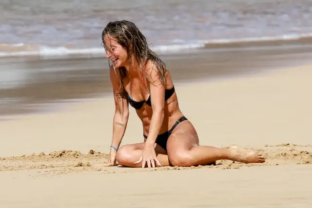 Bruna Griphao de biquíni preto no mar de Fernando de Noronha