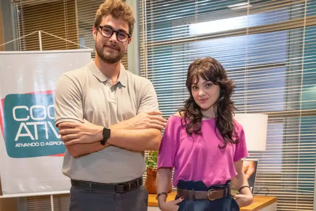 Petra (Debora Ozório) e Hélio (Rafael Vitti) em Terra e Paixão