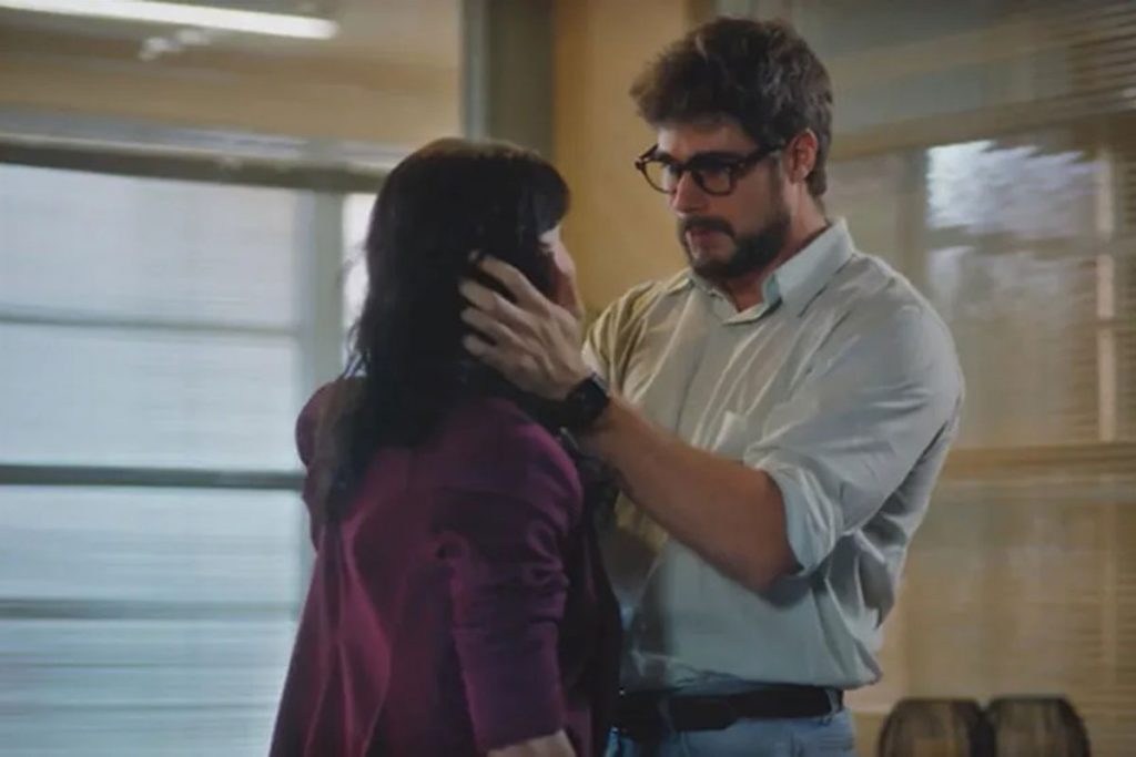 Hélio (Rafael Vitti) e Petra (Débora Ozório) em Terra e Paixão