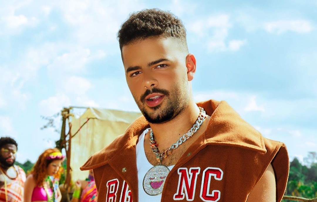 Pedro Sampaio compartilha foto pelado para celebrar top 10 no Spotify