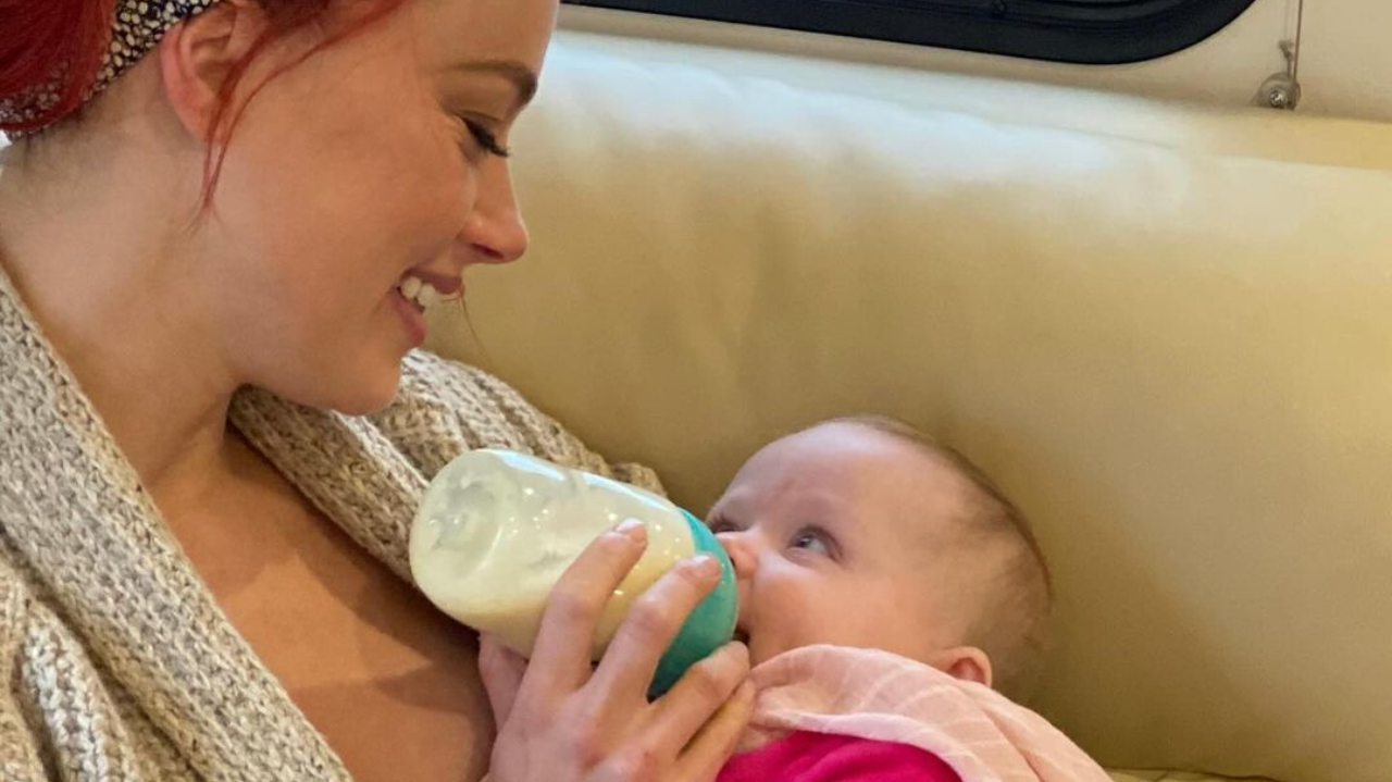 Amber Heard posta rara imagem de sua filha Oonagh Paige Heard Lorena Bueri