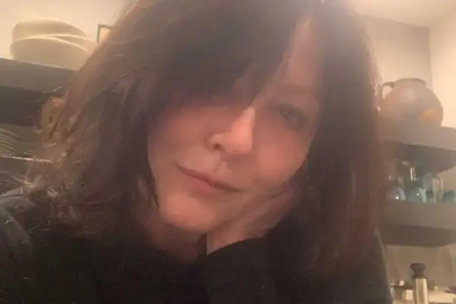 Shannen Doherty pensativa