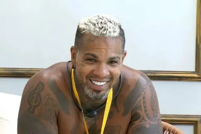 BBB 24 -Rodriguinho sem camisa, sorrindo